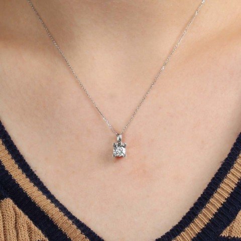 0,15 Karat Efektli Tektaş Pırlanta Kolye F Renk