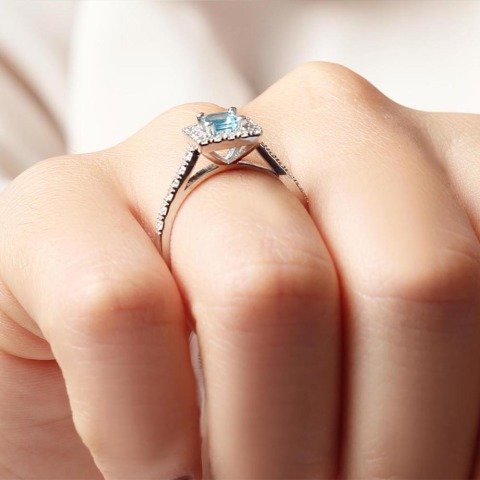 0,96 Karat Pırlantalı Blue Topaz Yüzük F Renk
