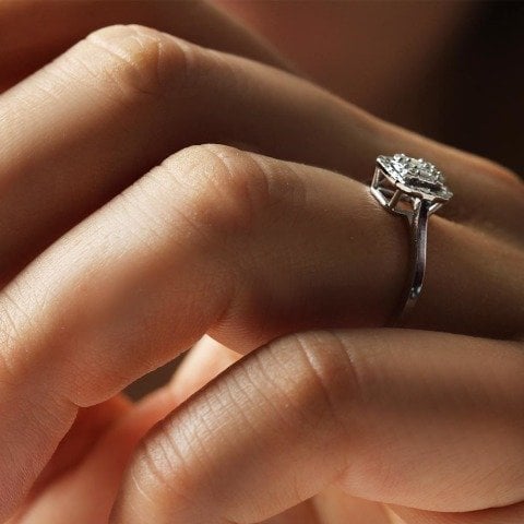 0,13 Karat Pırlanta Efektli Baget Yüzük F Renk